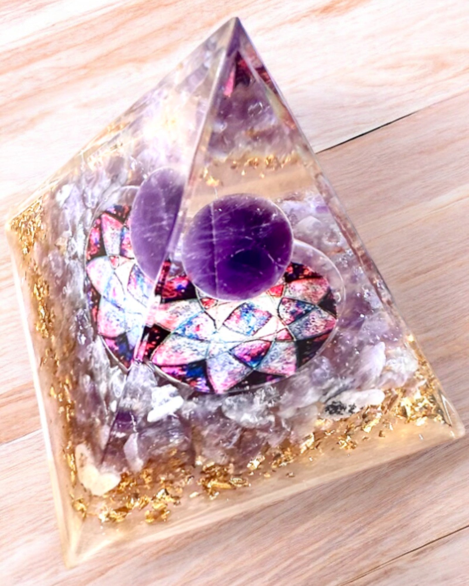 Energipyramide "Amethyst Star" orgonitt med ametystkrystaller