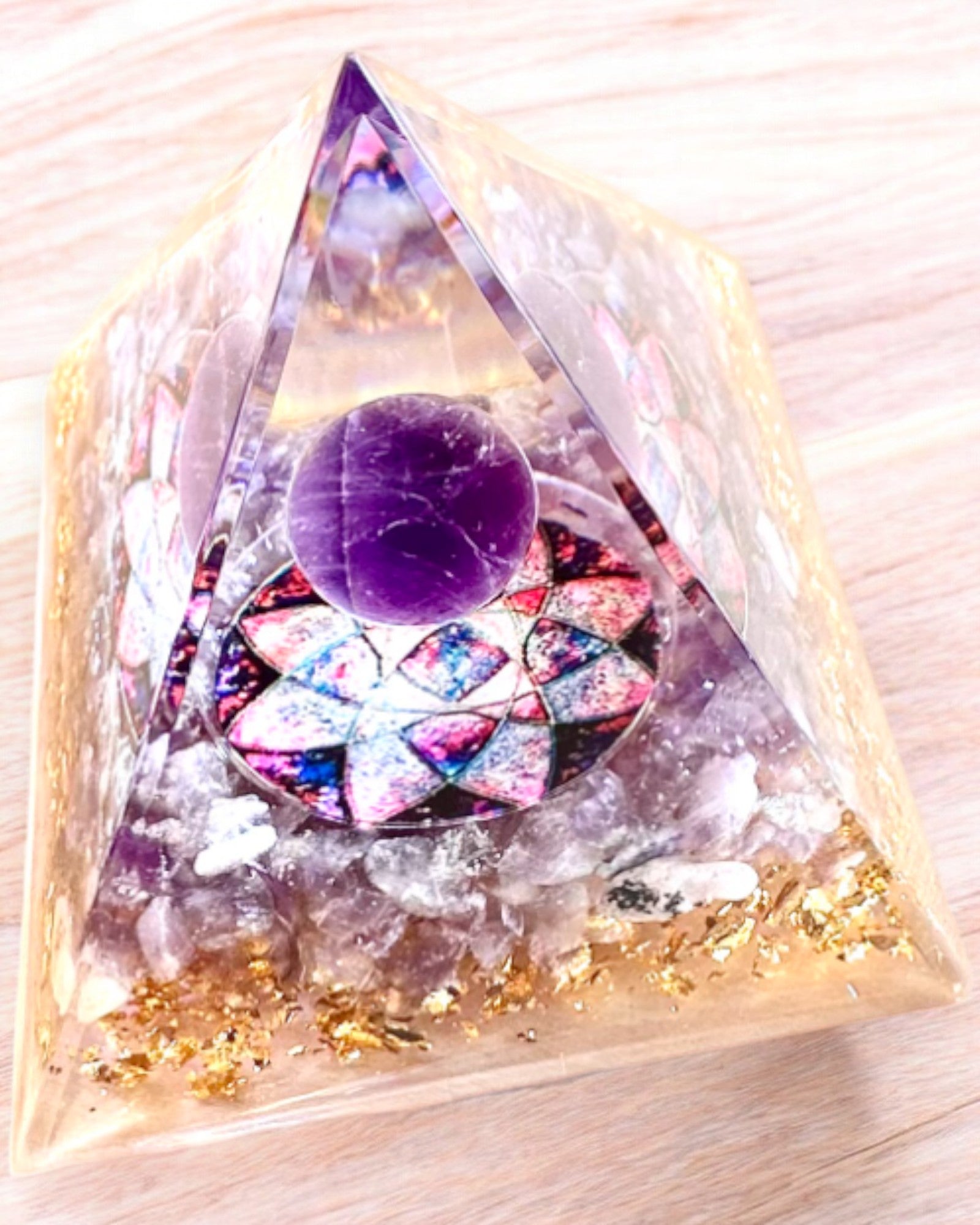 Energipyramide "Amethyst Star" orgonitt med ametystkrystaller