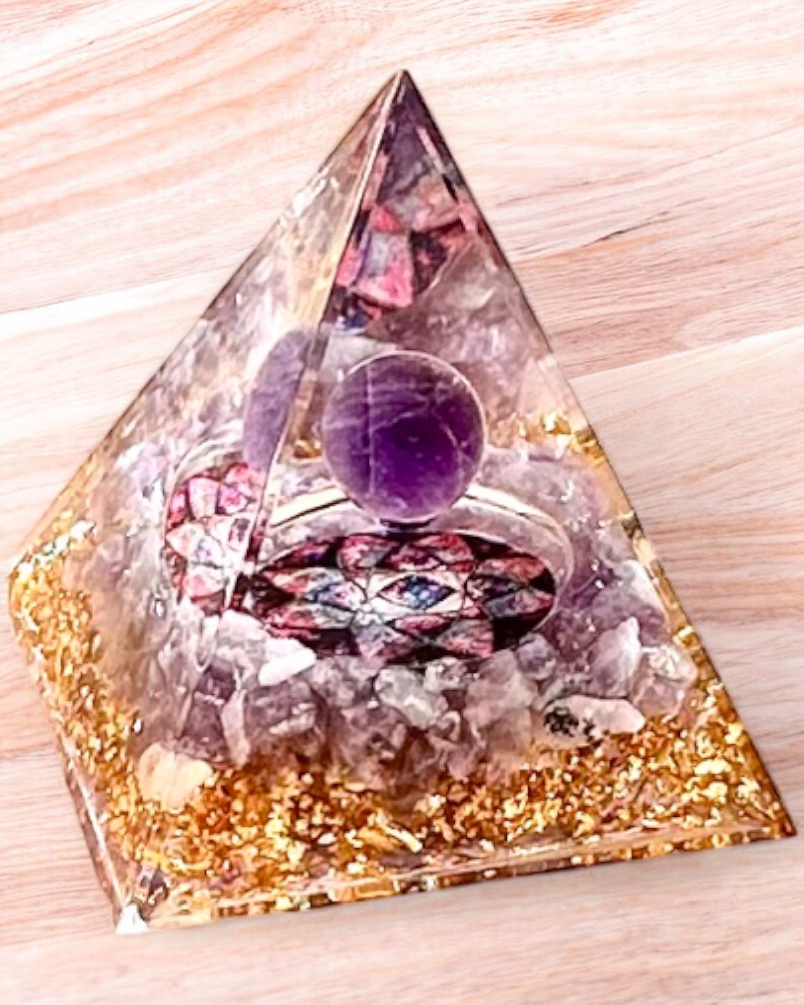 Energipyramide "Amethyst Star" orgonitt med ametystkrystaller