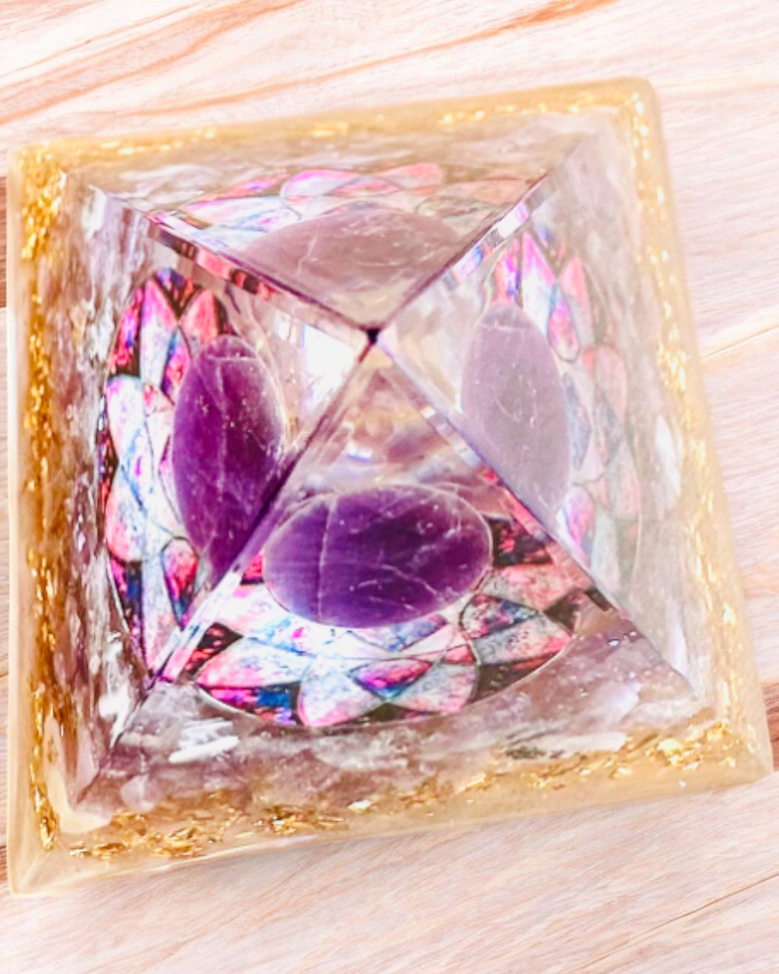 Energipyramide "Amethyst Star" orgonitt med ametystkrystaller