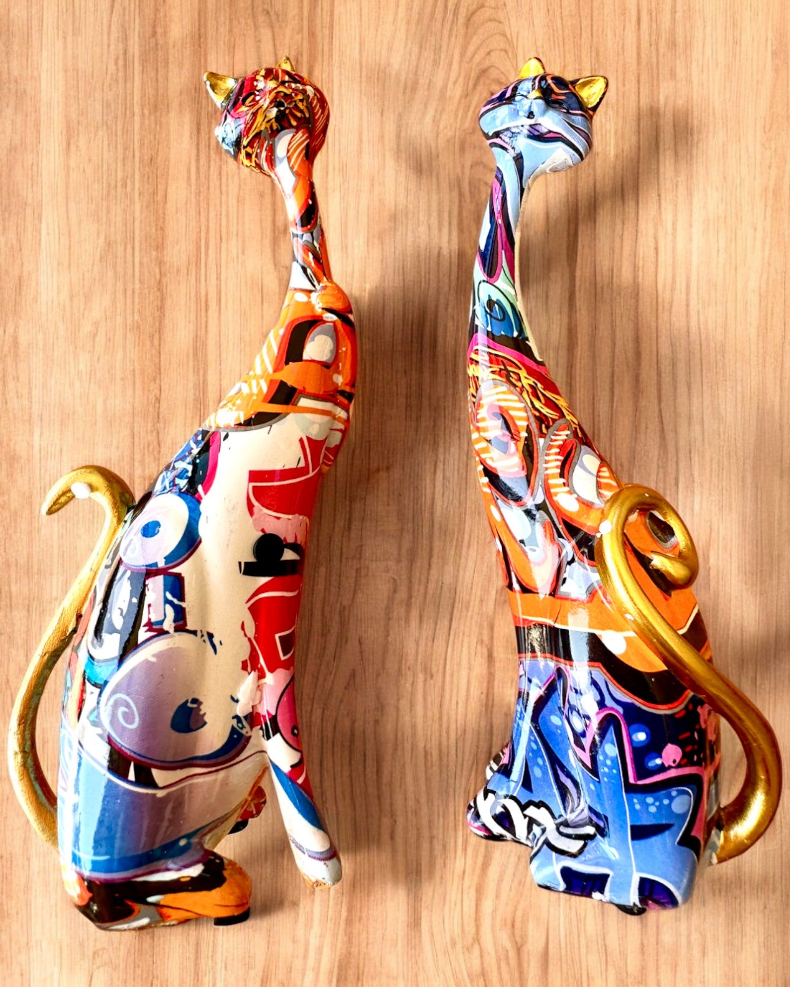 Abstrakte Kattefigurer "ArtCats", Håndmalte, Harpiks – 25 cm, 2 stk.