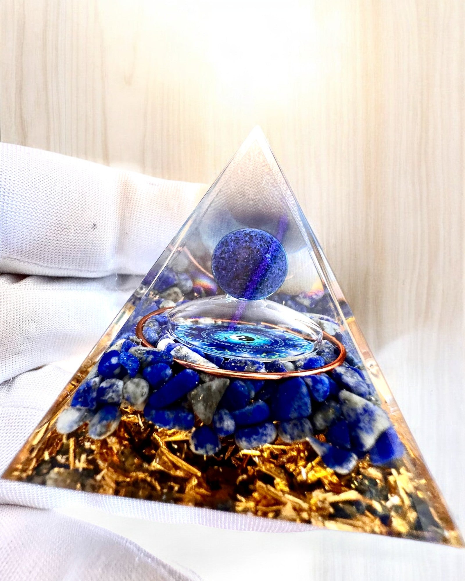 Energi-pyramide orgonitt "Zenith" med Lapis Lazuli, perfekt som gave