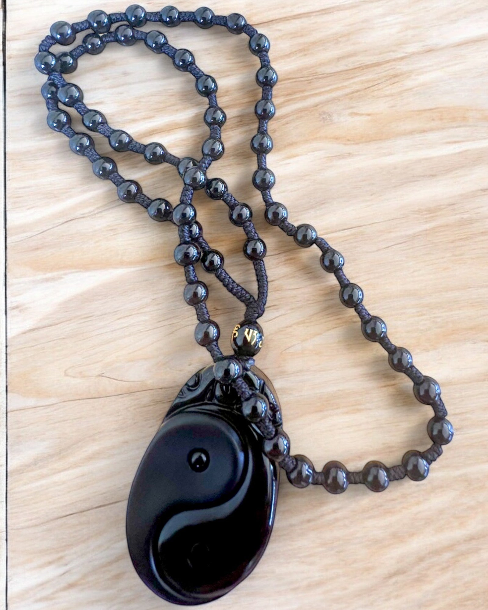 Obsidian Yin Yang Amulett med Gravering - Harmoni og Beskyttelse, personlig tilpasning med gravering som gave