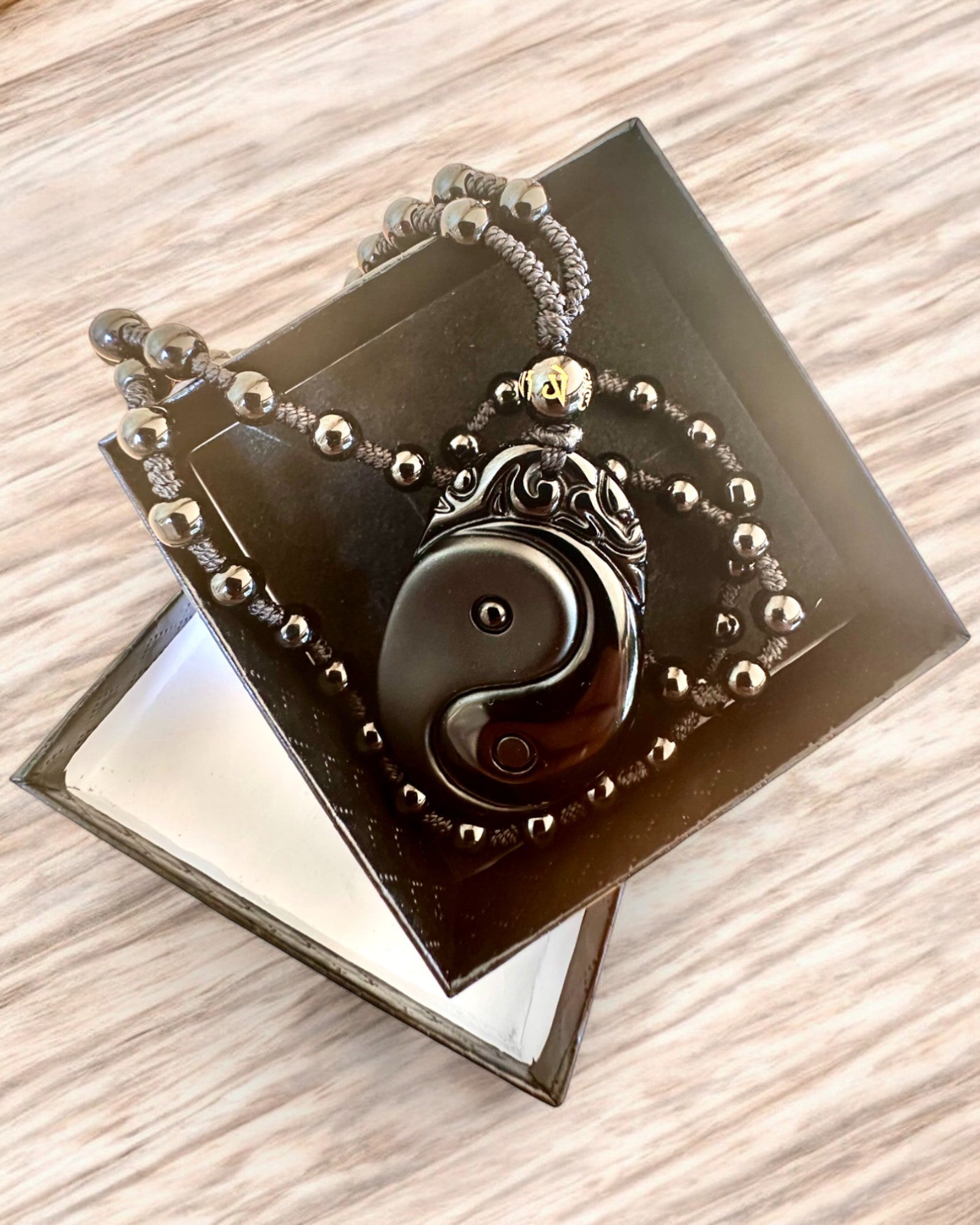 Obsidian Yin Yang Amulett med Gravering - Harmoni og Beskyttelse, personlig tilpasning med gravering som gave