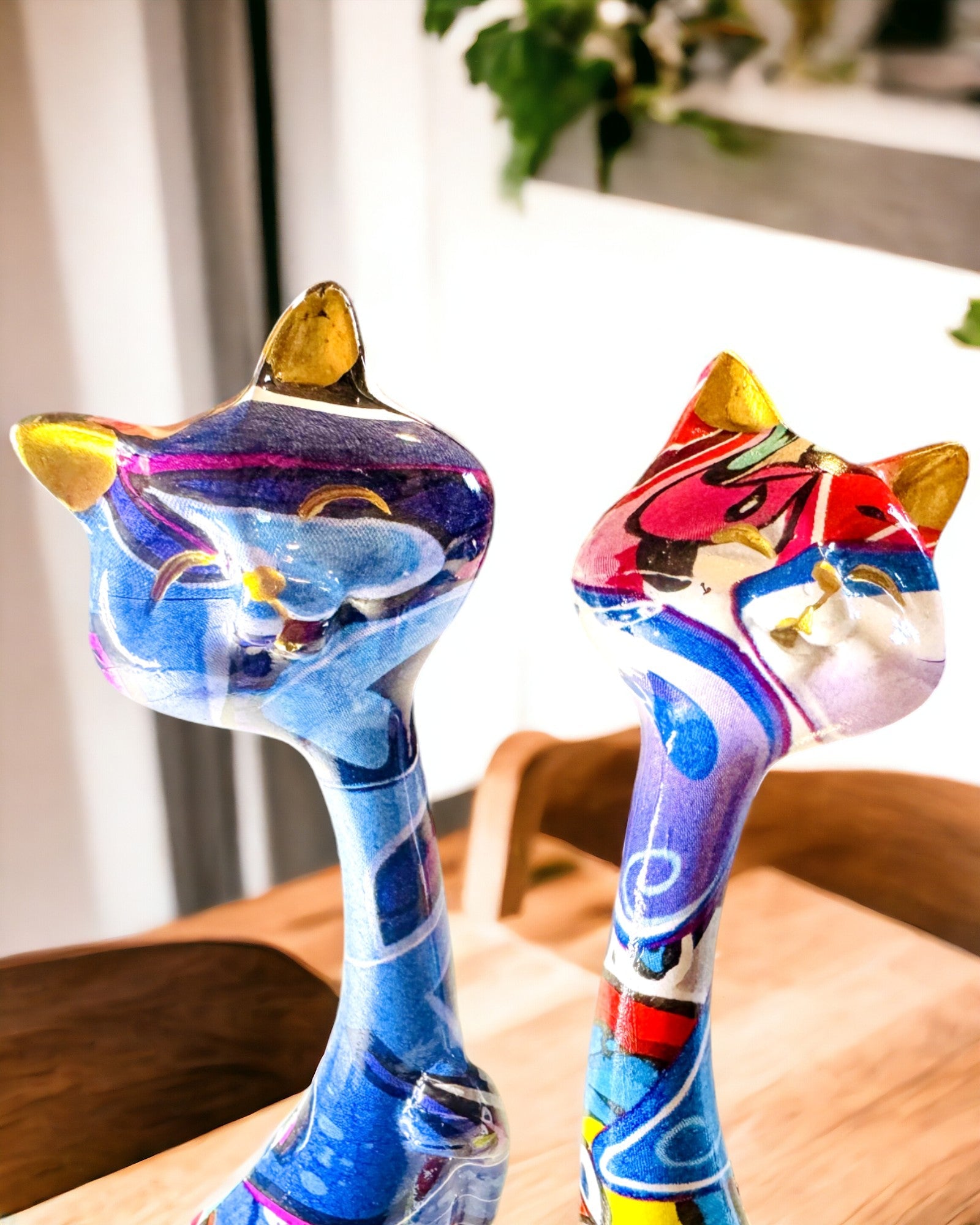 Abstrakte Kattefigurer "ArtCats", Håndmalte, Harpiks – 25 cm, 2 stk.