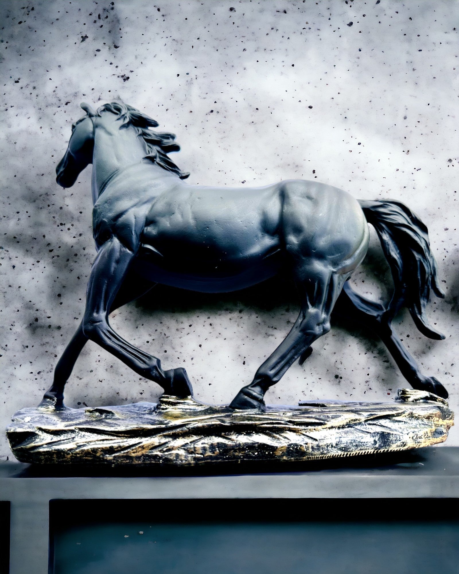 "Czarny Galop" - Elegant Hestefigur med Mulighet for Gravering