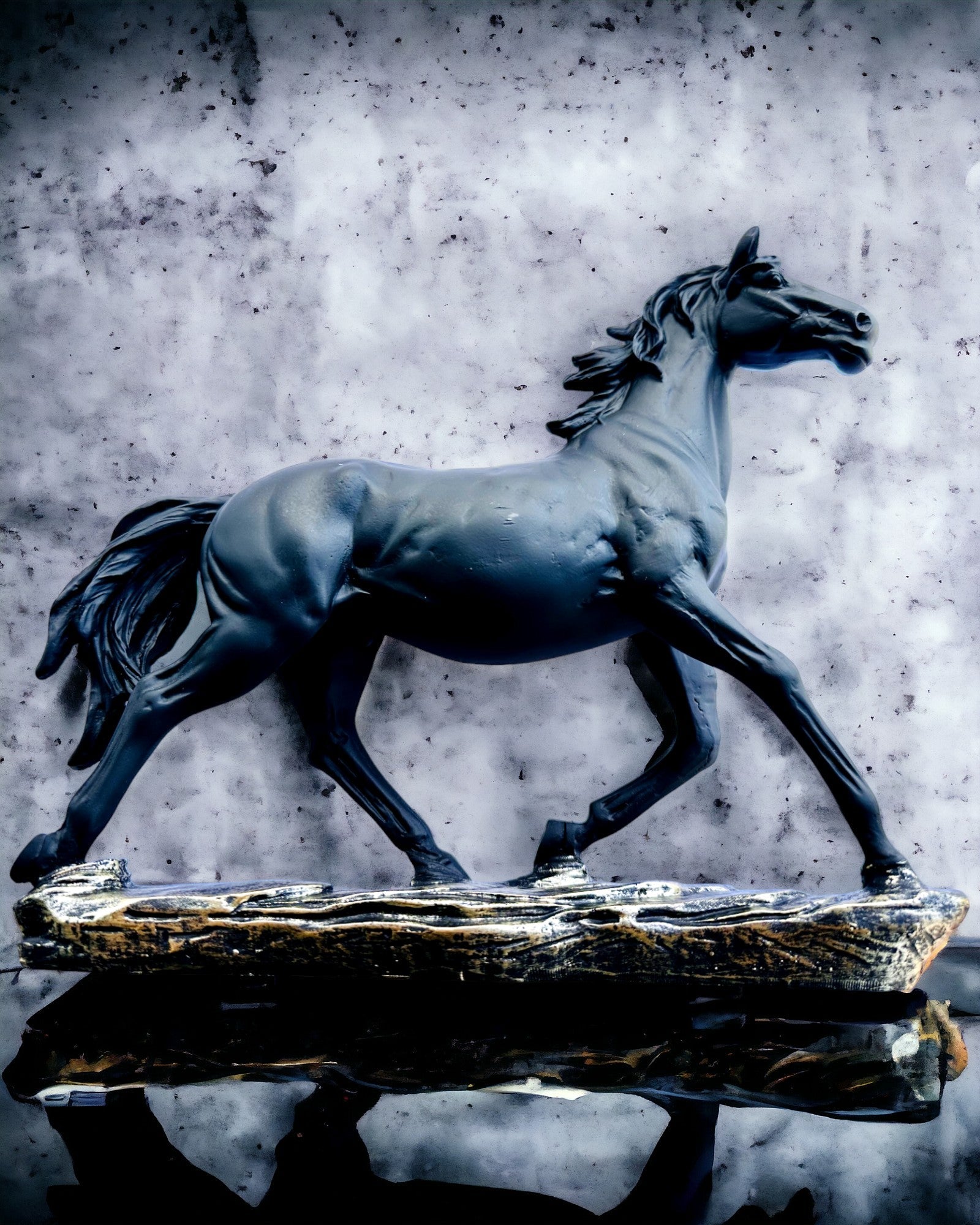 "Czarny Galop" - Elegant Hestefigur med Mulighet for Gravering