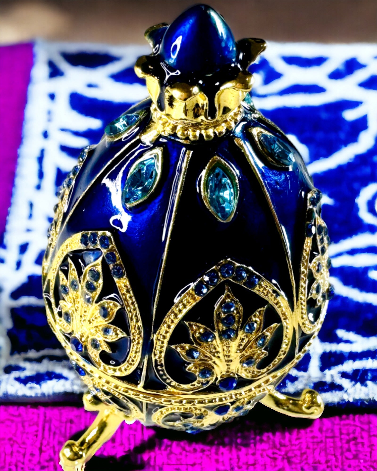 Eksklusivt Fabergé-egg - mørkeblå farge – Dekorativ smykkeskrin i emalje