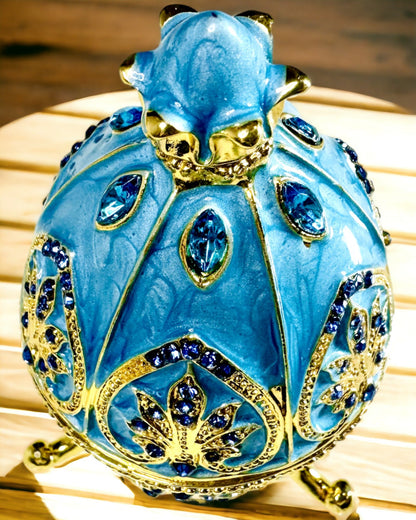 Himmelsk Fabergé Egg – Emaljert Smykkeorganisator - farge blå himmel. Personalisering med gravering.