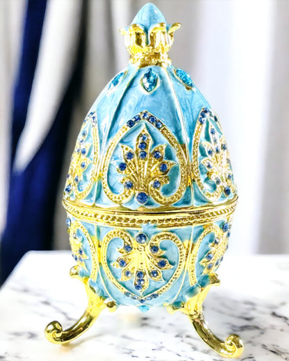 Himmelsk Fabergé Egg – Emaljert Smykkeorganisator - farge blå himmel. Personalisering med gravering.