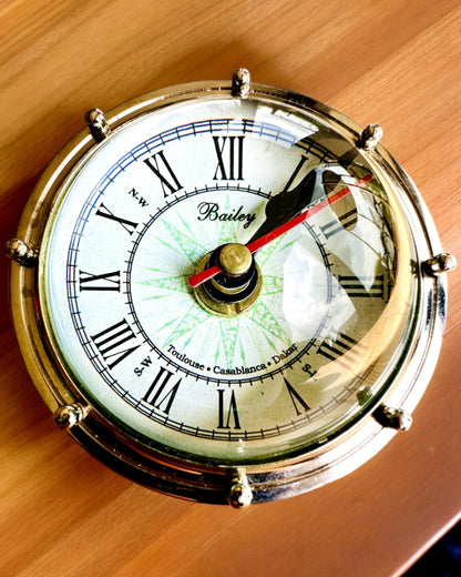 Bailey Compass Clock - Elegant klokke med kompassmotiv og mulighet for gravering