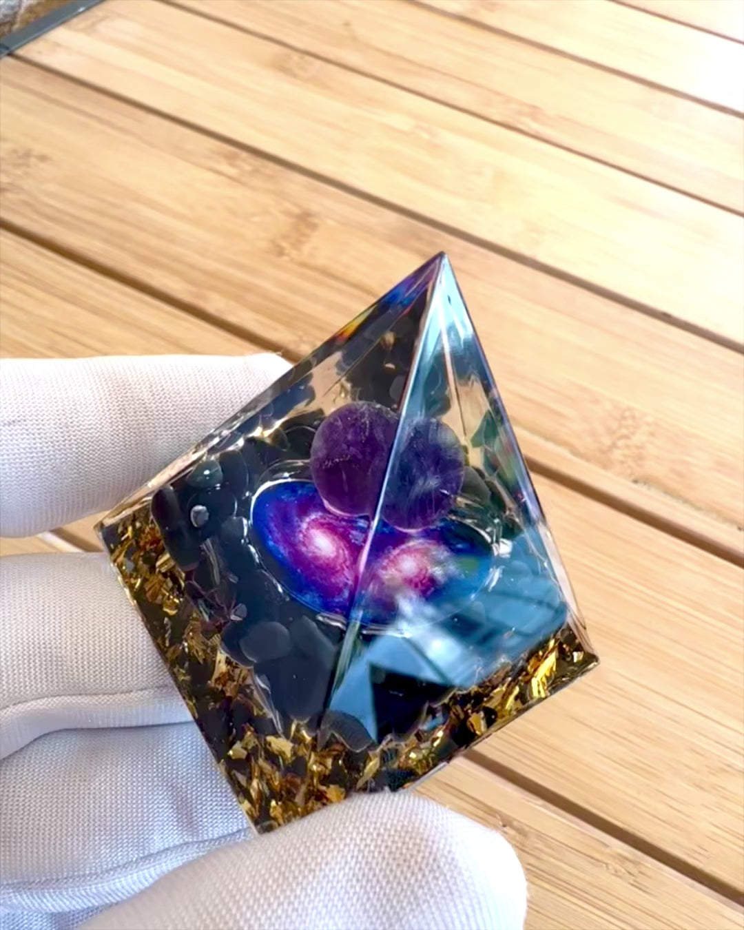 Pyramid av orgonitt kosmisk energi - Amulett med ametyst og flis.