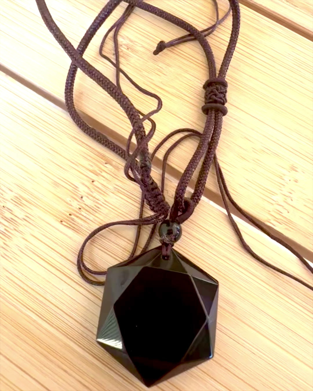 Amulett i svart obsidian "Davidstjernen", mulighet for personlig tilpasning med gravering som gave