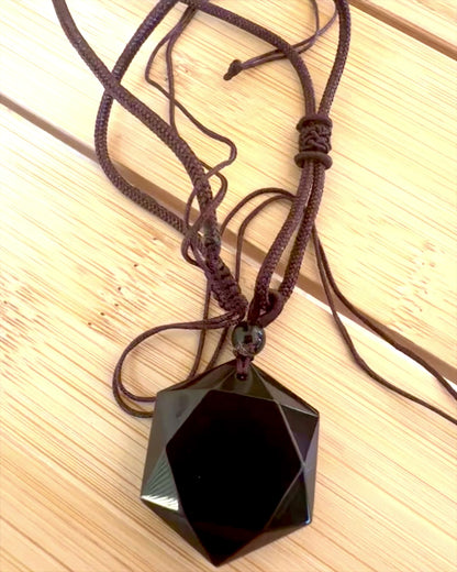 Amulett i svart obsidian "Davidstjernen", mulighet for personlig tilpasning med gravering som gave