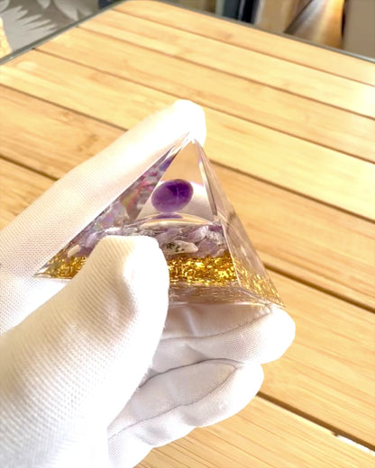 Energipyramide "Amethyst Star" orgonitt med ametystkrystaller