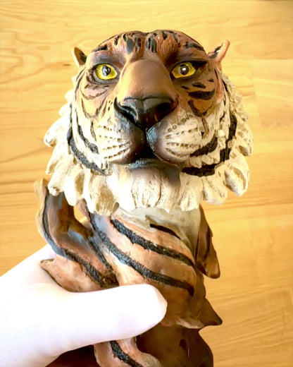 Statuett "Tiger Kongen av Jungelen" med gravering, figur 29 cm høy, dekorasjon til gave